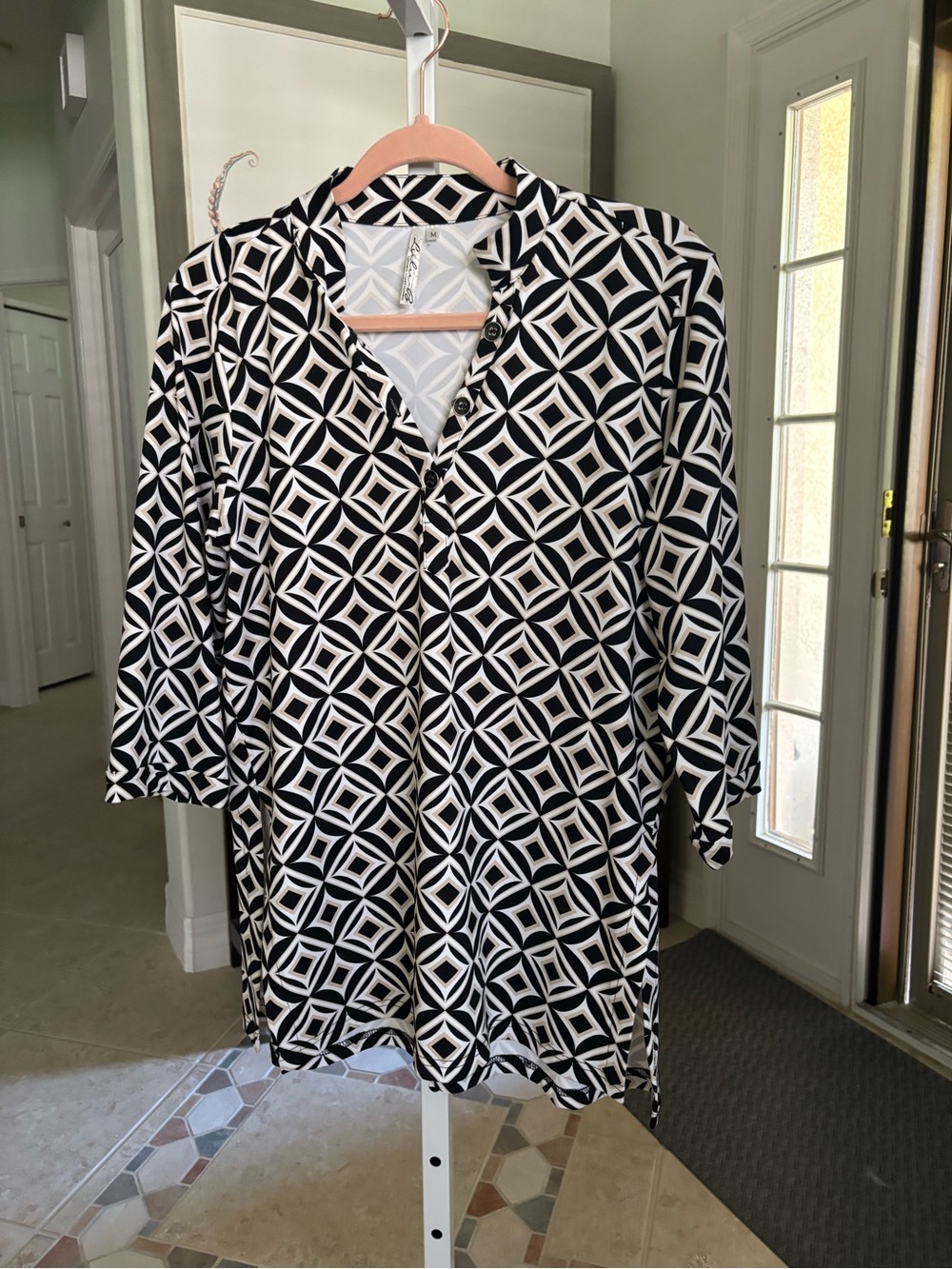 #010 Lulu-B Black and White Geometric Tunic Top